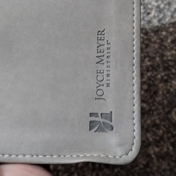 Joyce Meyer Bible New no box - Picture 3 of 4